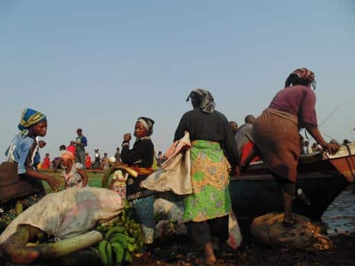 4. les femmes qui arrangent les colits a evacuées a kituku
