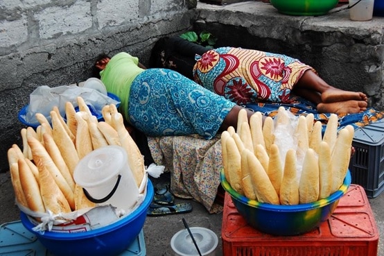 tôt le matin, les femmes qui se couchent sur les bacs à pain après avoir passé une nuit blanche dans l’attente des pains à la boulangerie