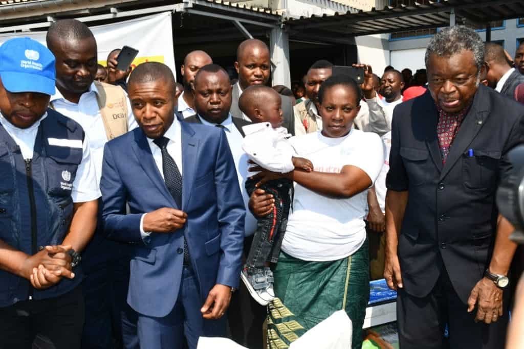 Photo d’ensemble, au milieu Espérance, à gauche le gouverneur et à droite le Dr Muyembe