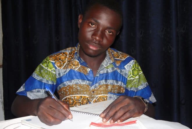 Rencontres et Profils :  Ezéchiel Muzalia, 19 ans, poète célèbre de Bukavu
