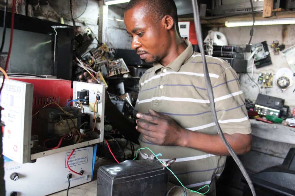 Un l'atelier de réparation électronique à Majengo où l’on fabrique aussi les convertisseurs et autres accessoires qui serviront à utiliser les panneaux solaires. 