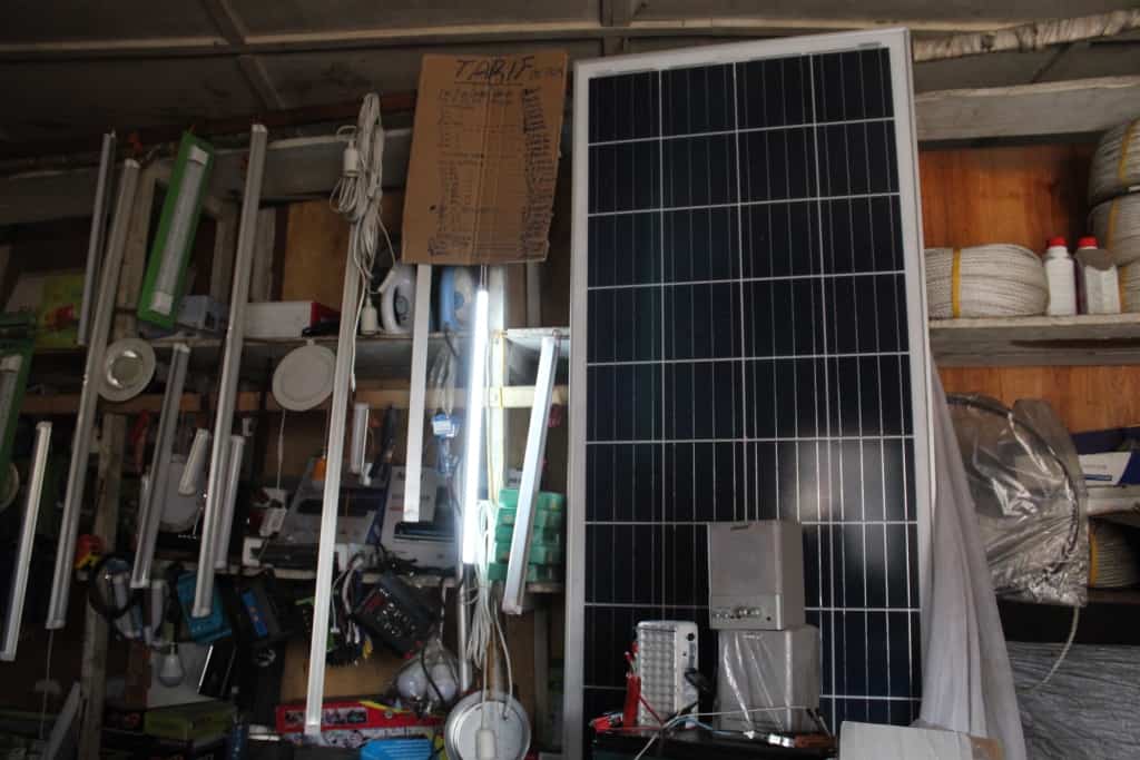Des panneaux solaires et accessoires, exposés à la vente au marché général de Birere à Goma