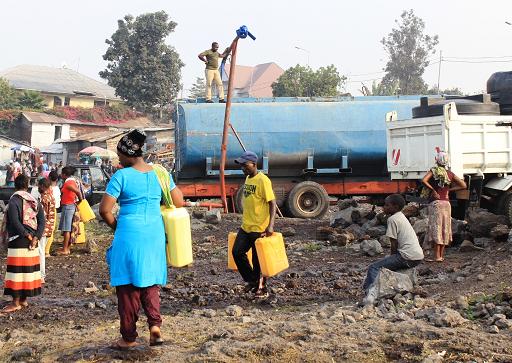 La vente d'eau en bidons, un nouvel emploi à Mbujimayi