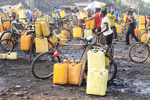La vente d’eau en bidons, un nouvel emploi à Mbujimayi
