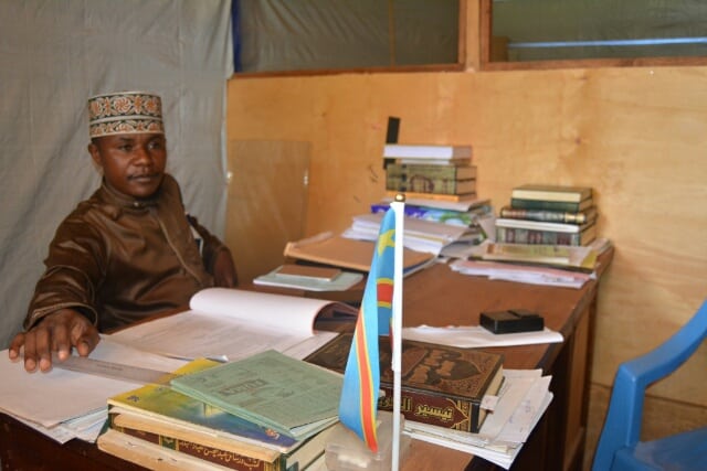 Sheik Omar Abdallah Muhindo, coordinateur de la Fondation de la lumière pour les affaires islamiques (FLAIS) exhibe les documents officiels autorisant cette association musulmane à fonctionner dans la région de Béni.