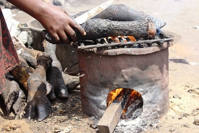 Un brasero fabriqué à Goma avec des métaux usés