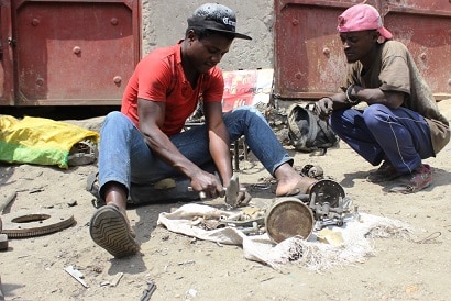 Moises Shamamba, un entrepreneur traite les métaux avant stockage