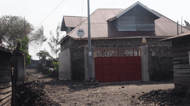 Au quartier virunga, une maison reconstruite sur des pierres volcaniques de l’éruption de 2002