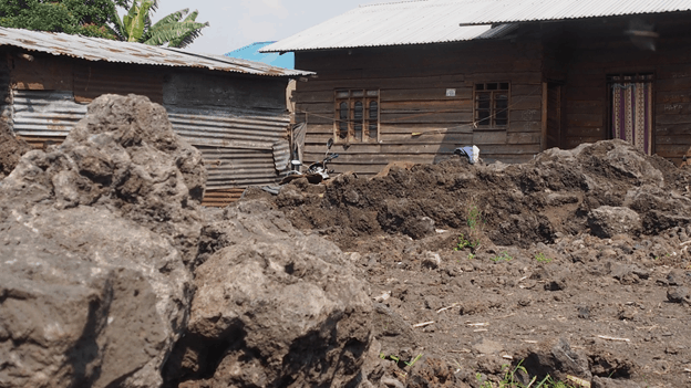 Des pierres volcaniques intactes depuis 2002 devant une maison au quartier Virunga