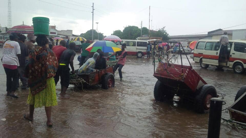 Un chariot sert de navette entre deux bouts secs de l'avenue Lumumba