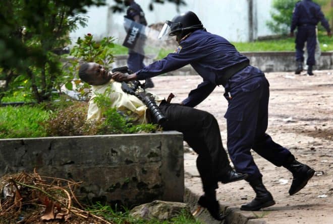Bavures policières en RDC : les policiers ne devraient pas détenir des armes à feu