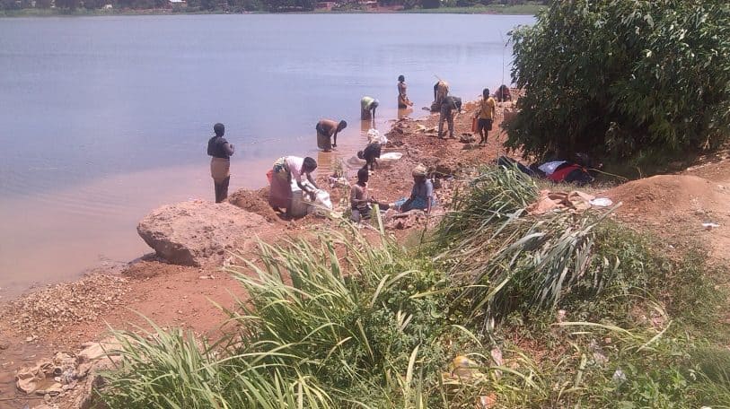 A Kolwezi, femmes enceintes et enfants travaillent dans les mines