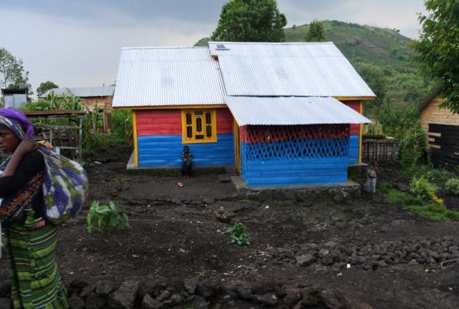Maria Kagabo, des maisons en planches pour remplacer les huttes