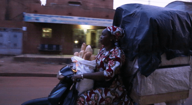 Mariam Samaké : « Avec la moto, je suis plus rapide dans la livraison de pain »