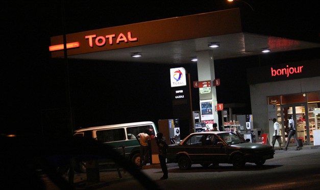 Hausse du prix du carburant à Mbujimayi, la population se met à la marche