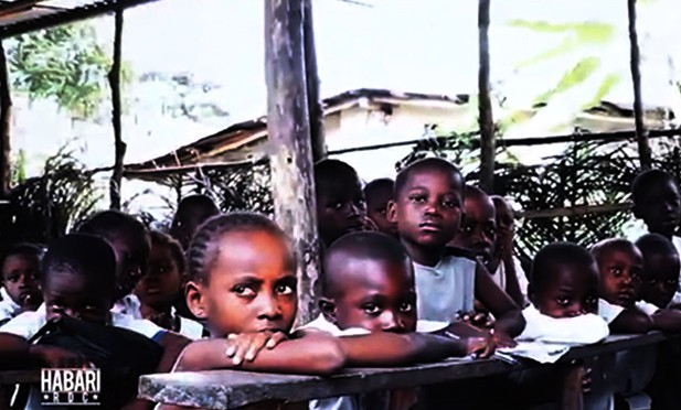 Ecole Masikita à Kinshasa, les enfants étudient assis à même le sol
