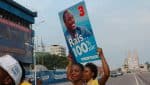 pendant les campagnes electorales, les fanatiques de Kabila brandi un portrait de leur candidat dans les rues de Kinshasa