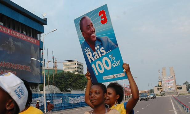 pendant les campagnes electorales, les fanatiques de Kabila brandi un portrait de leur candidat dans les rues de Kinshasa