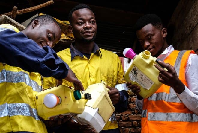 A Bukavu, de jeunes entrepreneurs créent des lampes à longue autonomie