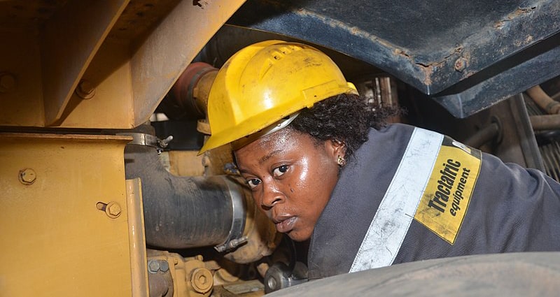 Judith Mulahire, la jeune fille passionnée de mécanique auto