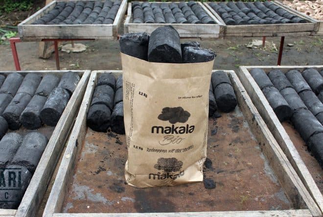 Ils transforment les ordures en charbon appelé makala bio
