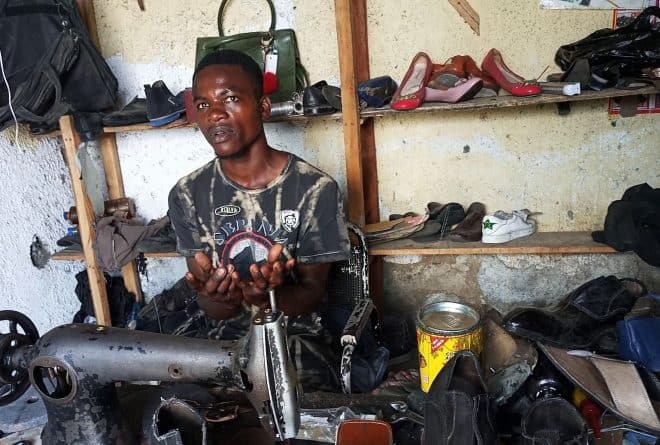 Il a appris sur YouTube, aujourd’hui il fabrique des chaussures de luxe à Goma