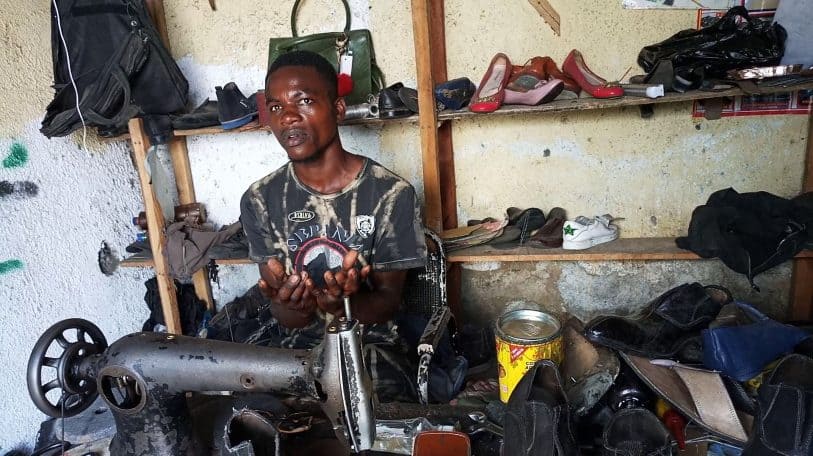 Il a appris sur YouTube, aujourd’hui il fabrique des chaussures de luxe à Goma