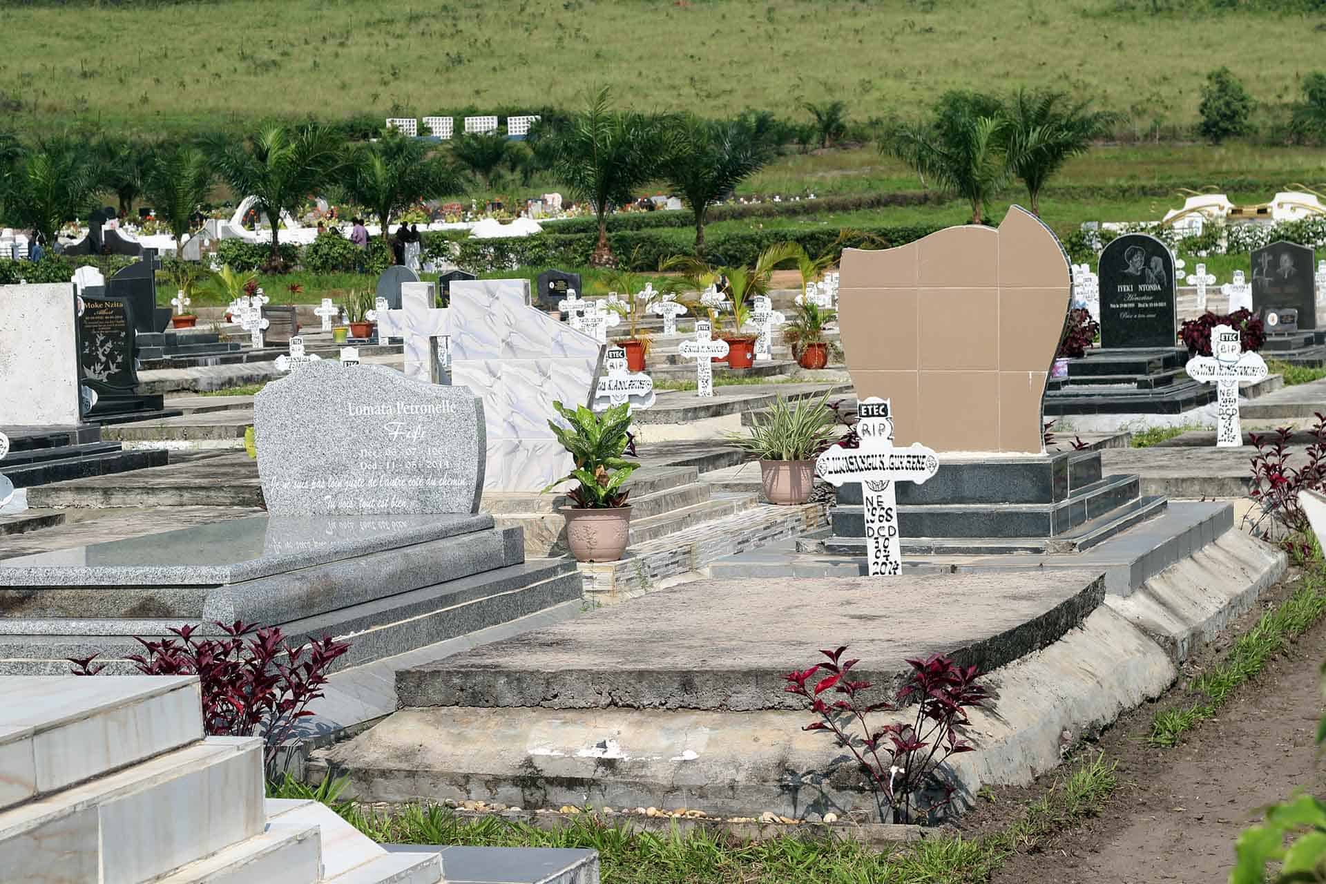 Les pierres tombales sont - Pierre tombale à la congolaise