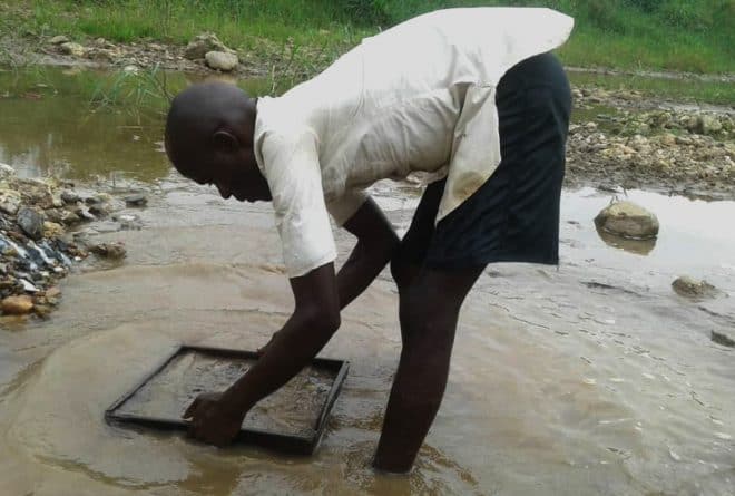 A leur rentrée des classes, ils creusent les minerais en RDC