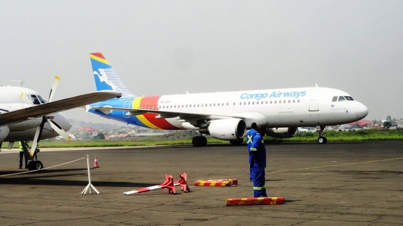 Voyager par avion à Mbujimayi : tu me corromps, je te cède ma place
