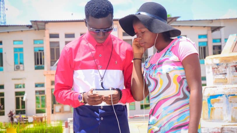 Des selfies en pleine rue, la nouvelle mode des jeunes à Mbujimayi