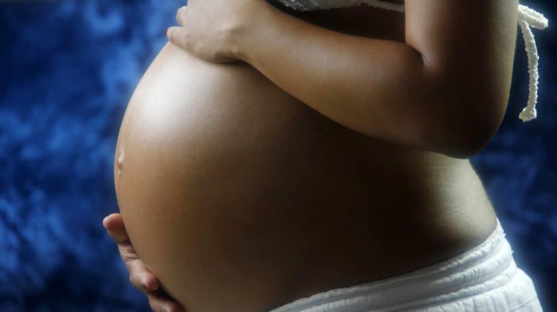 Incontrôlée, elle tombe enceinte à 15 ans et enfante secrètement