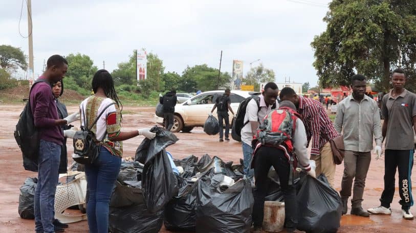 Campus zéro sachet : les étudiants nettoient l’université de Lubumbashi