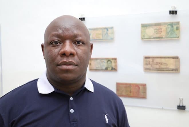 Eddy Koko, collectionneur des monnaies et timbres congolais