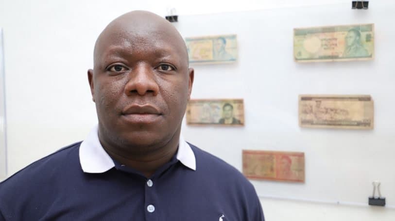 Eddy Koko, collectionneur des monnaies et timbres congolais
