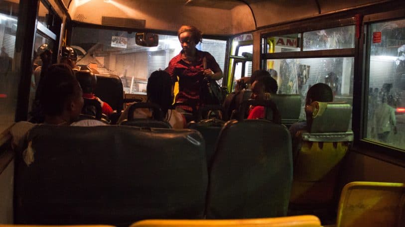 Des conditions intenables à bord des bus de transport à Kinshasa