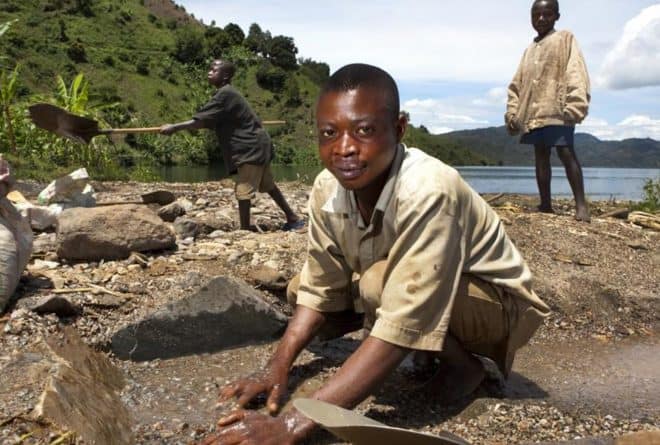 Les enfants qui vendent dans les mines de diamant mettent leur vie en danger