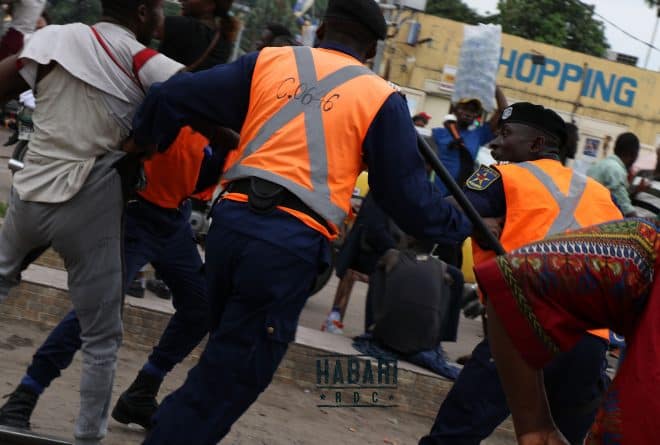 Police congolaise : vos arrestations violentes doivent cesser !