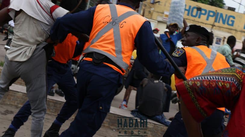 Police congolaise : vos arrestations violentes doivent cesser !