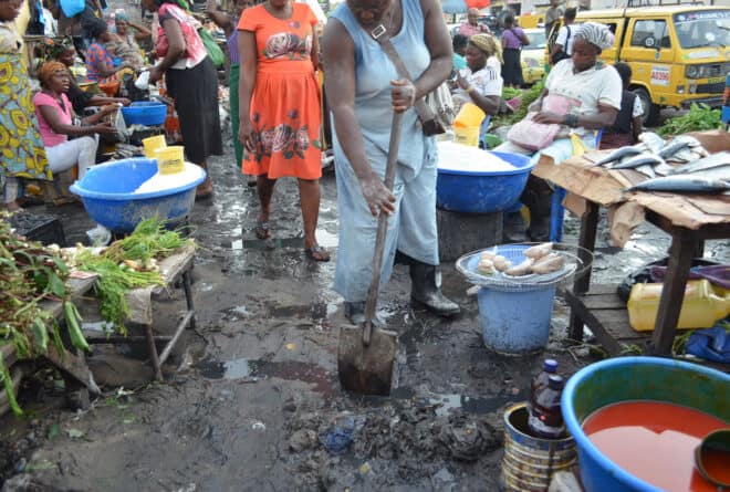 Au marché central de Kisangani, les clients achètent aussi les maladies
