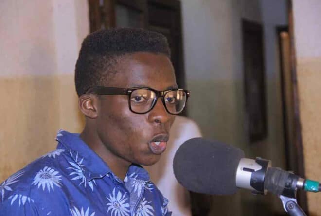 Le jeune Joël Mahamba remporte le premier grand prix au concours Chansons sans frontières