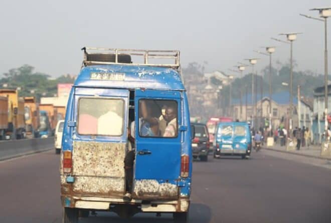 Et si le gouverneur interdisait les bus dénommés « chambre-salon » à Kinshasa ?
