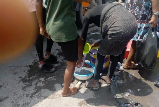 Laveurs de pieds, un nouveau métier au grand marché de Kinshasa