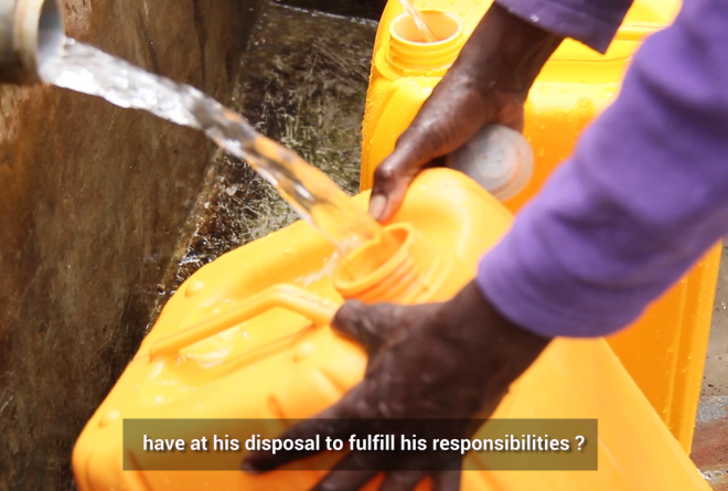 Comment le service public de distribution de l’eau est-il géré en milieu rural et périurbain en RDC ?