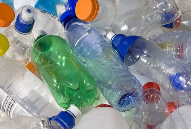 Réutilisation des bouteilles plastiques : solution ou risque sanitaire ?