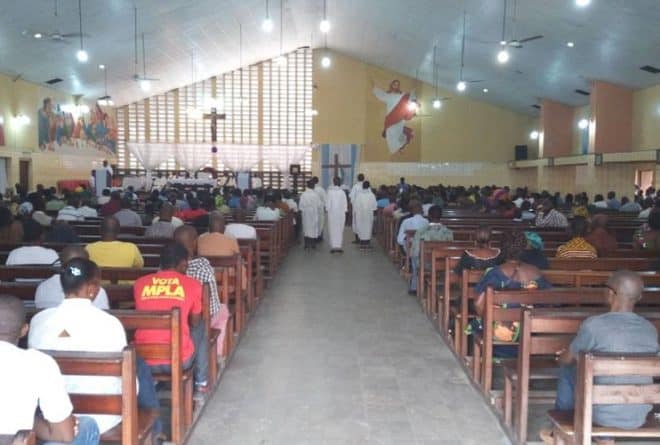 Contrairement aux églises de réveil, les catholiques sont les seuls qui prient sans tapages !