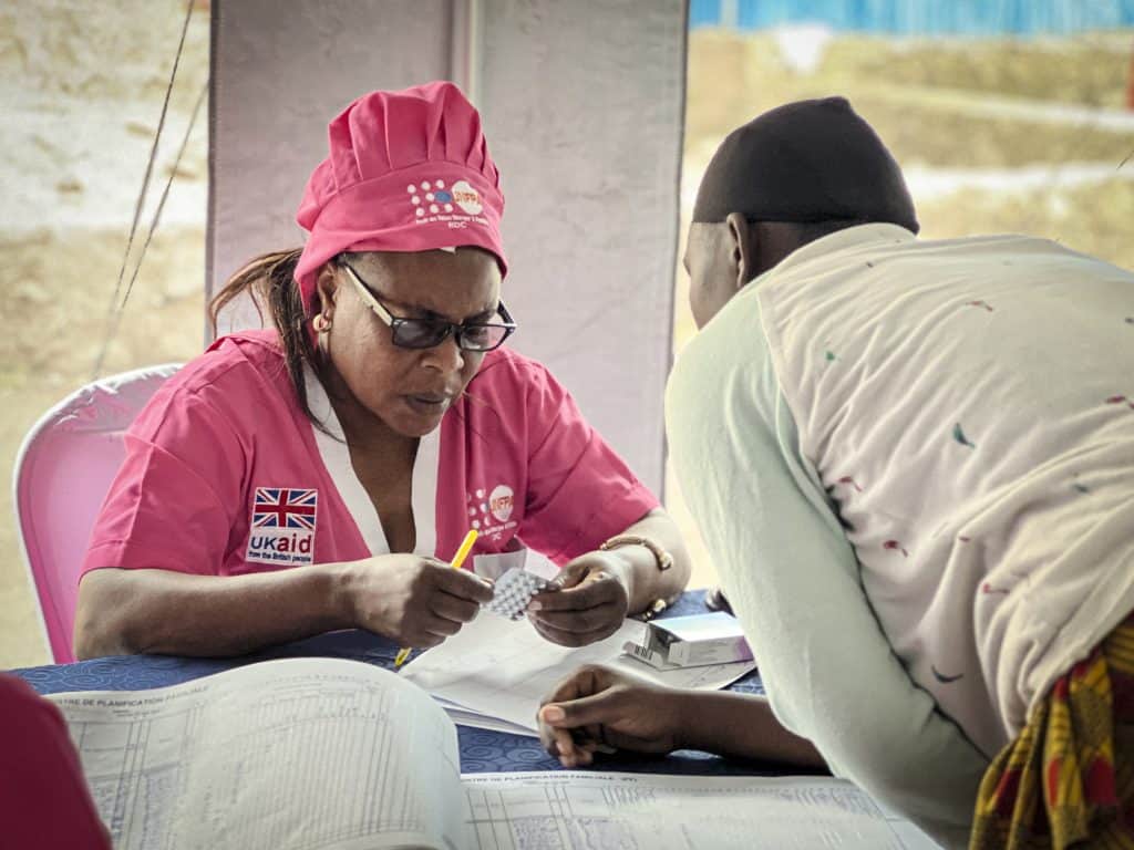 Sage-femme Jeannette Aloma échange avec une bénéficiaire sur le site mobile à Bujovu, Goma, RDC. Crédit photo : Lebon Kasamira.